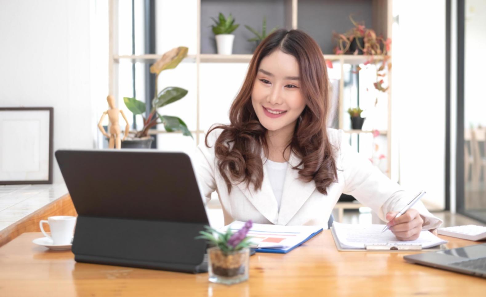 Espace de travail moderne avec ordinateurs et environnement collaboratif pour formations financières