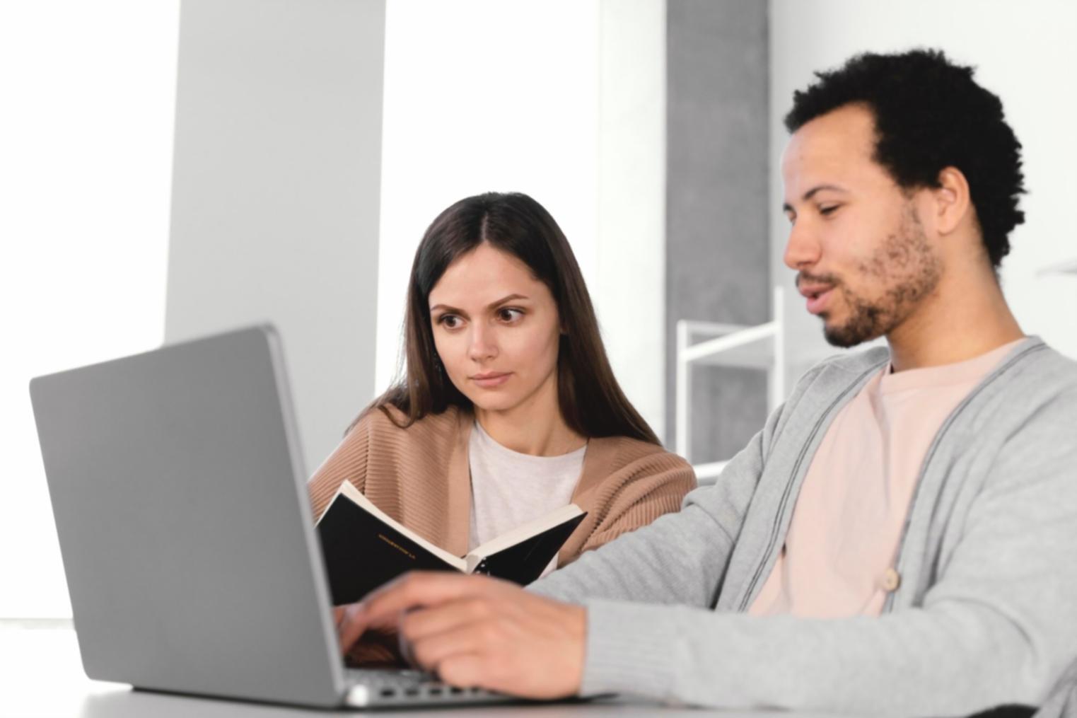 Espace de travail organisé avec planification financière et outils de gestion budgétaire